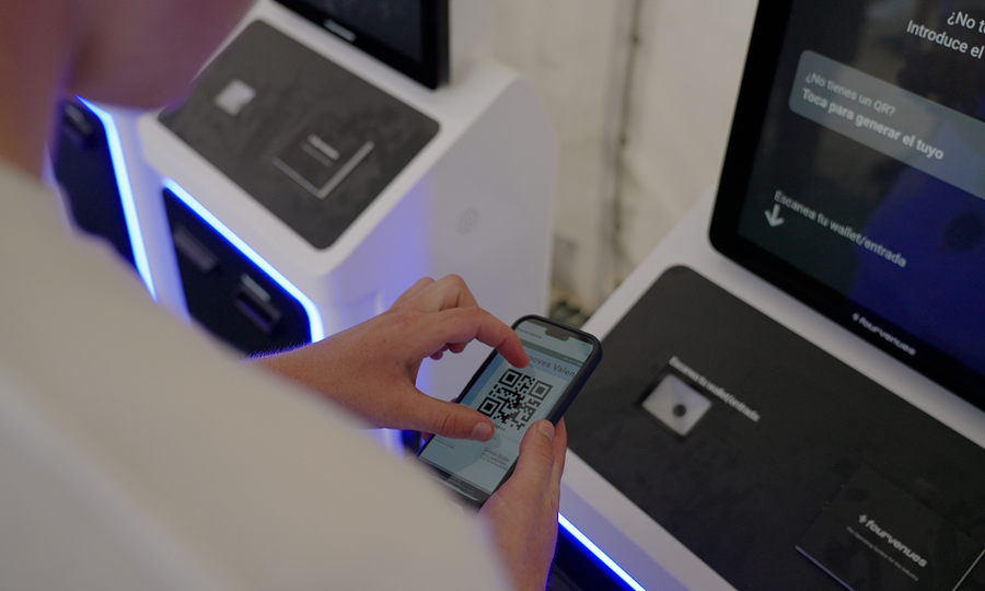 Escaneo de código QR en un punto de recarga cashless de Fourvenues.