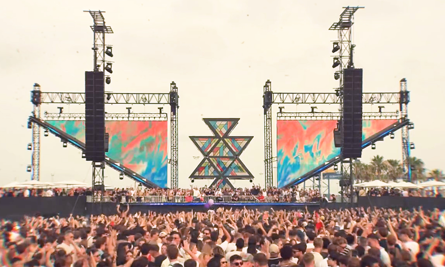 Crowd enjoying Solid Grooves Valencia in front of the main stage.