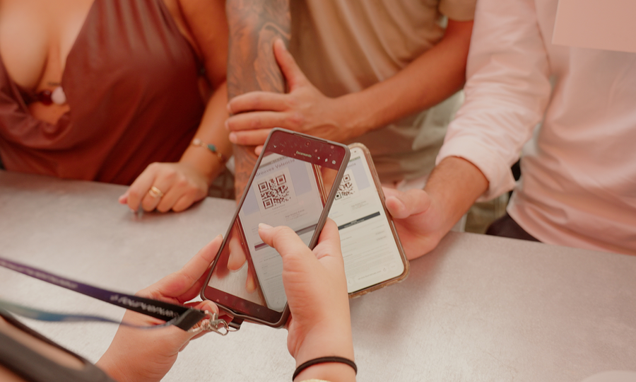 Escaneo de código QR para validar el acceso a Solid Grooves Valencia.