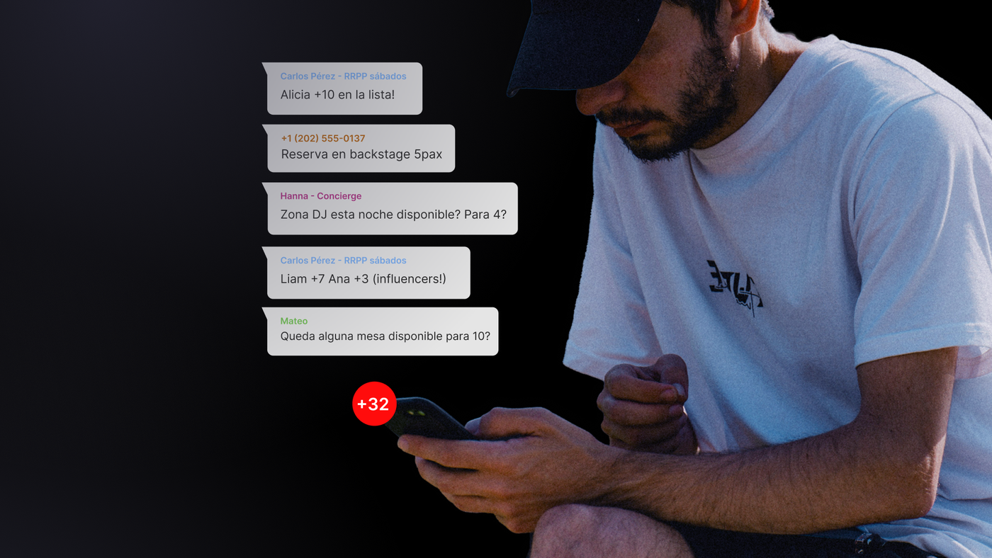 alt="Un joven mira su teléfono móvil rodeado de burbujas de chat flotantes con peticiones urgentes de RRPP y clientes para listas VIP y reservados de discoteca."