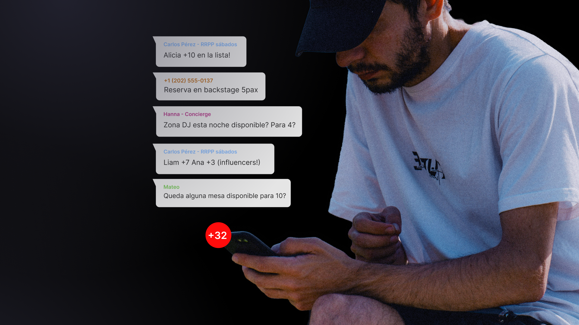alt="Un joven mira su teléfono móvil rodeado de burbujas de chat flotantes con peticiones urgentes de RRPP y clientes para listas VIP y reservados de discoteca."