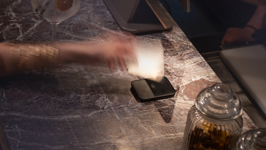 Alt="Customer making a contactless payment at a point-of-sale terminal."
